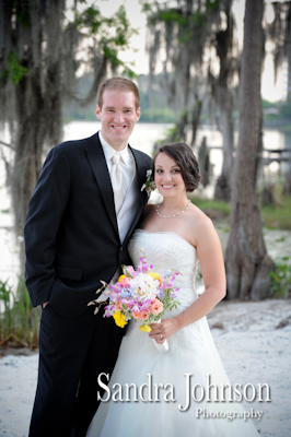 Best Lakeside wedding at Paradise Cove in Orlando, Florida - Wedding photographer - Sandra Johnson (SJFoto.com)